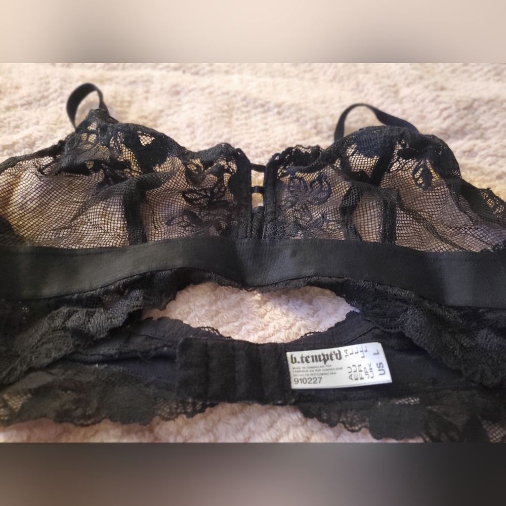 B.tempt'd wireless bra size large lace bralett